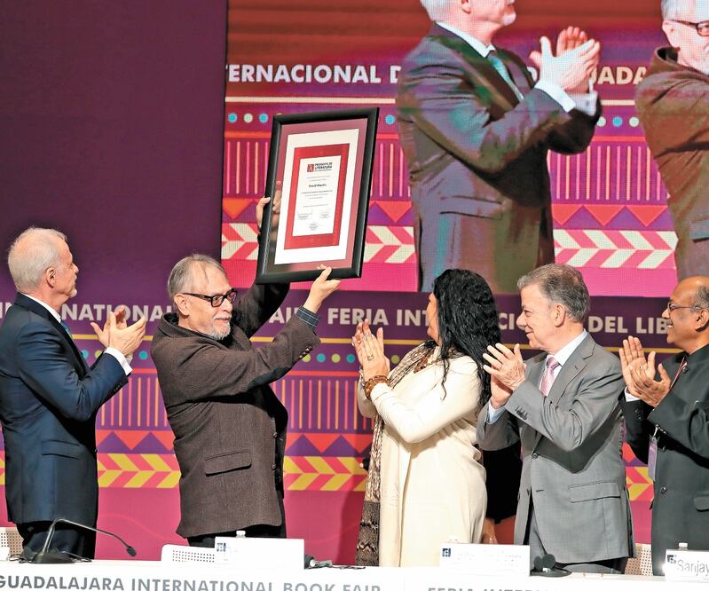 El colaborador de EL UNIVERSAL y ganador del Premio FIL de Literatura en Lenguas Romances 2019, David Huerta, durante la ceremonia en la que recibió el reconocimiento por su obra. Foto: JUAN BOITES. EL UNIVERSAL