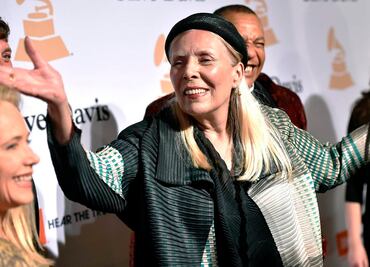 Joni Mitchell busca retirar su música de Spotify en solidaridad con Neil Young