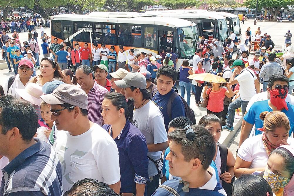 Maestros de la Sección 40, padres y normalistas tomaron la avenida principal de Tuxtla Gutiérrez para exigir que se cumplan los acuerdos (ÓSCAR LEÓN. EL UNIVERSAL)