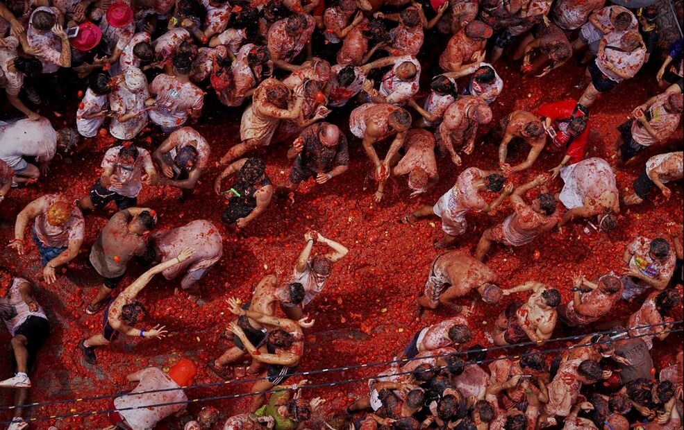 Más de 22.000 personas combatieron este miércoles a tomatazos en la Tomatina en la localidad valenciana de Buñol, España, el 27 de agosto de 2025. Foto: AP