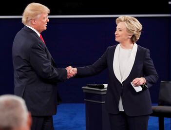 Trump aplaude fuerza de Clinton; ella alaba a hijos del magnate