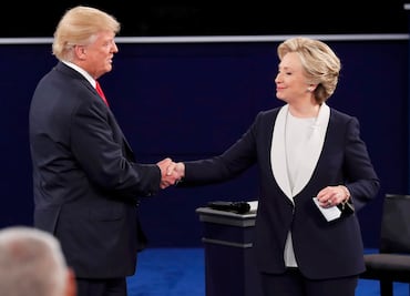 Trump aplaude fuerza de Clinton; ella alaba a hijos del magnate