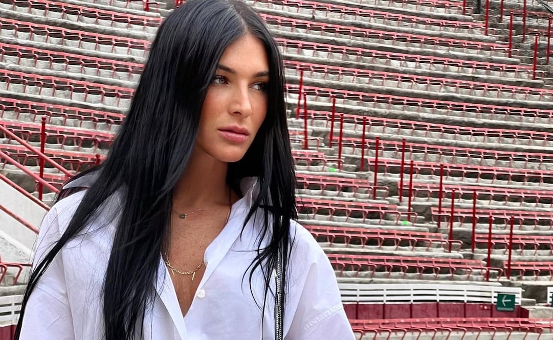 Inspírate este verano y usa prendas trasparentes y overzide como Karla Laveaga. Imagen: Instagram @karlaveaga