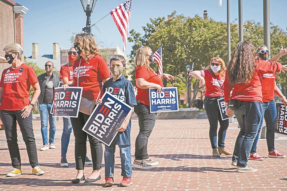 Partidarias participaron en un evento de campaña con Douglas Emhoff, esposo de la candidata demócrata a la vicepresidencia, la senadora Kamala Harris. Foto: Sarah Silbiger. AFP