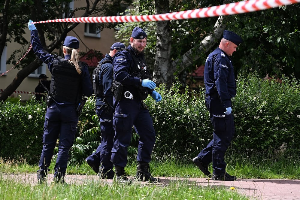 La OTAN, que está en contacto con las autoridades polacas en el marco de la investigación, aseguró que por el momento se desconoce el tipo de misil que lanzó Moscú. En la imagen policías polacos. FOTO: EFE