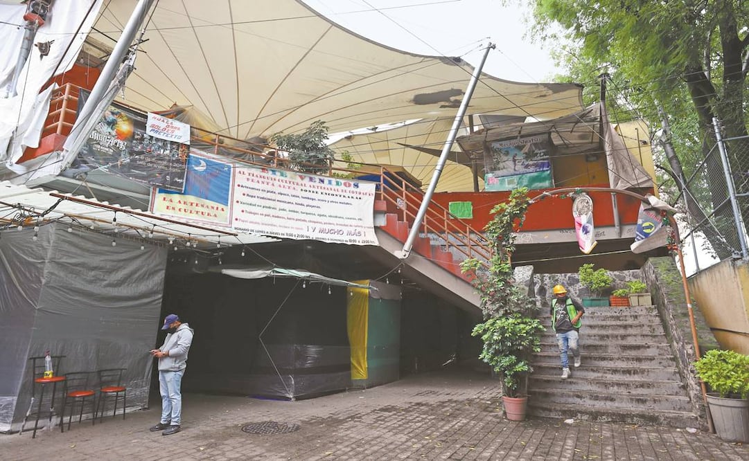 Los trabajos que se realizarán en el Mercado Artesanal Mexicano 414, en Coyoacán, consisten en la remodelación de baños, instalación eléctrica e hidráulica y las velarias. Fotos: DIEGO SIMÓN. EL UNIVERSAL
