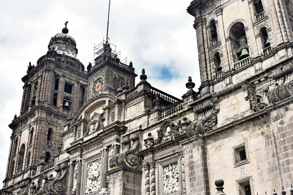 Por las afectaciones, la entrada al templo sigue siendo por la puerta lateral para evitar que la gente se aproxime a las torres principales (ARCHIVO EL UNIVERSAL)