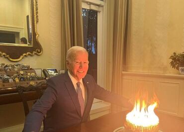 ¡Pastel en llamas! Llueven bromas a Biden por su torta de cumpleaños