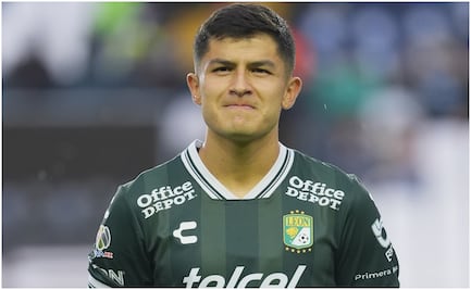 Jugador de León regala playera nueva de La Fiera a un pequeño niño en una firma de autógrafos
