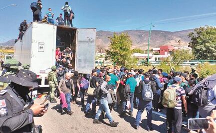 Rescatan de tráiler a 250 migrantes