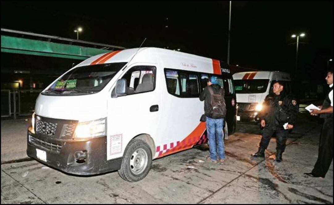 Uno de los presuntos ladrones quedó tendido en el piso de la camioneta, mientras que el otro fue trasladado al hospital de la Cruz Roja. (FOTO: LUIS CARBAYO. CUARTOSCURO)