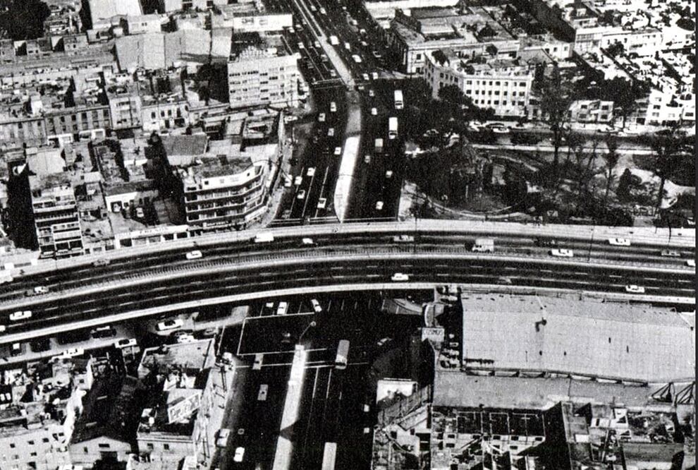 Una toma aérea del cruce del Circuito Interior Melchor Ocampo y la Calzada México-Tacuba alrededor de 1976. En la esquina del lado derecho inferior se aprecia el Cine Cosmos, obra del arquitecto Carlos Crombé inaugurado en 1948. Imagen: DDF