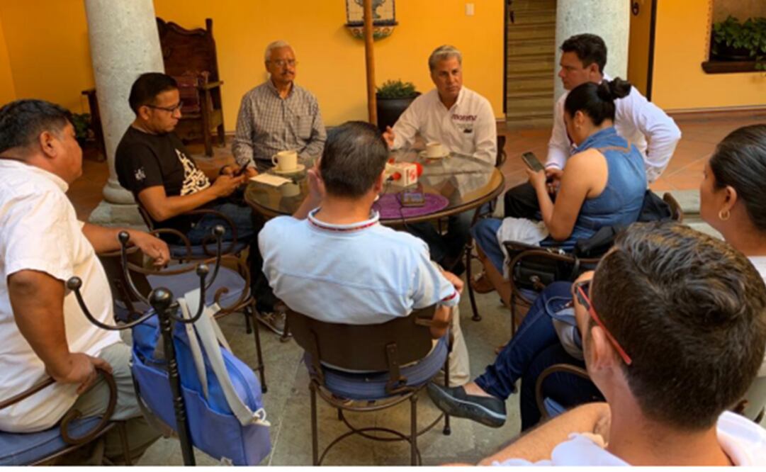 Alejandro Rojas Díaz Durán en reunión con simpatizantes de Morena. Foto: Especial