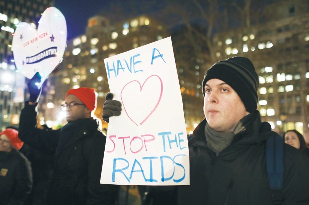 La Coalición de Inmigrantes de Nueva York realizó en Manhattan una protesta llamada “Love Fights Back" (el amor lucha de vuelta), en contra de las políticas migratorias implementadas recientemente por la Casa Blanca (SPENCER PLATT. AFP)