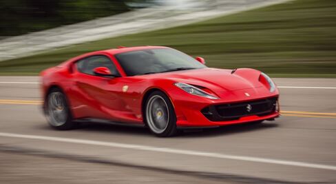 Video: Ferrari de 6 millones de pesos choca por error del piloto y casi atropella a un ciclista