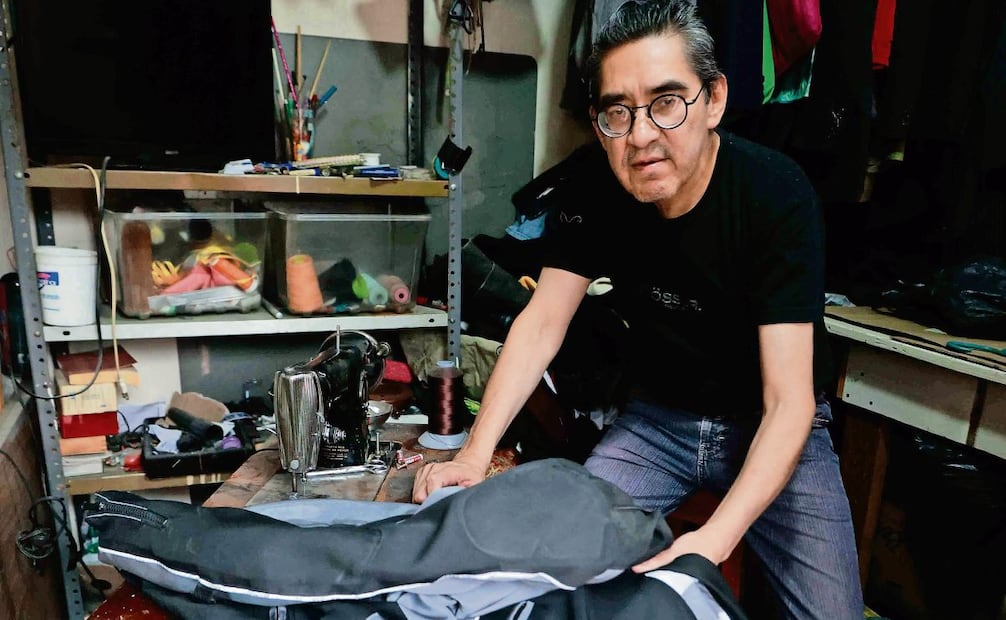 José Luis también ajusta y repara ropa para motociclistas, gracias a que
hace años trabajó en una fábrica que elabora estas prendas. Foto: DIEGO SIMÓN SÁNCHEZ/EL UNIVERSAL