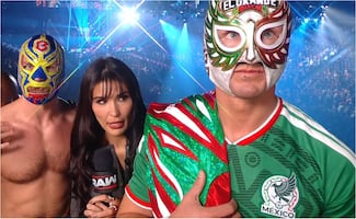 El Grande Americano sorprende al público con la camiseta de México en WWE