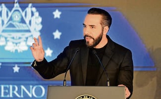 Bukele se lanza contra la prensa; "autodenominarse periodista da impunidad total", dice
