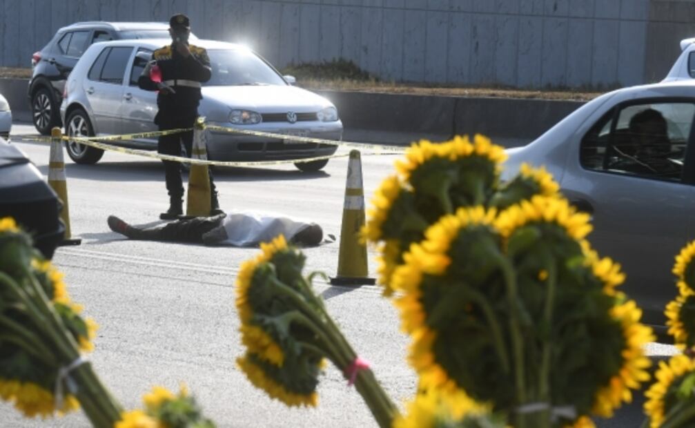 Hombre muere tras lanzarse desde puente peatonal en V. Carranza; nadie lo ha identificado 