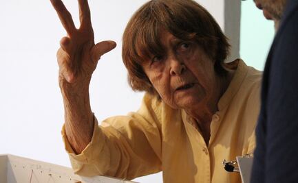 Gerda Gruber teje un refugio en el Museo Experimental El Eco