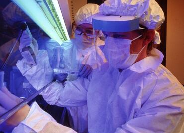 ¿Qué le hace el VIH al sistema inmunitario y por qué es difícil encontrar una vacuna?