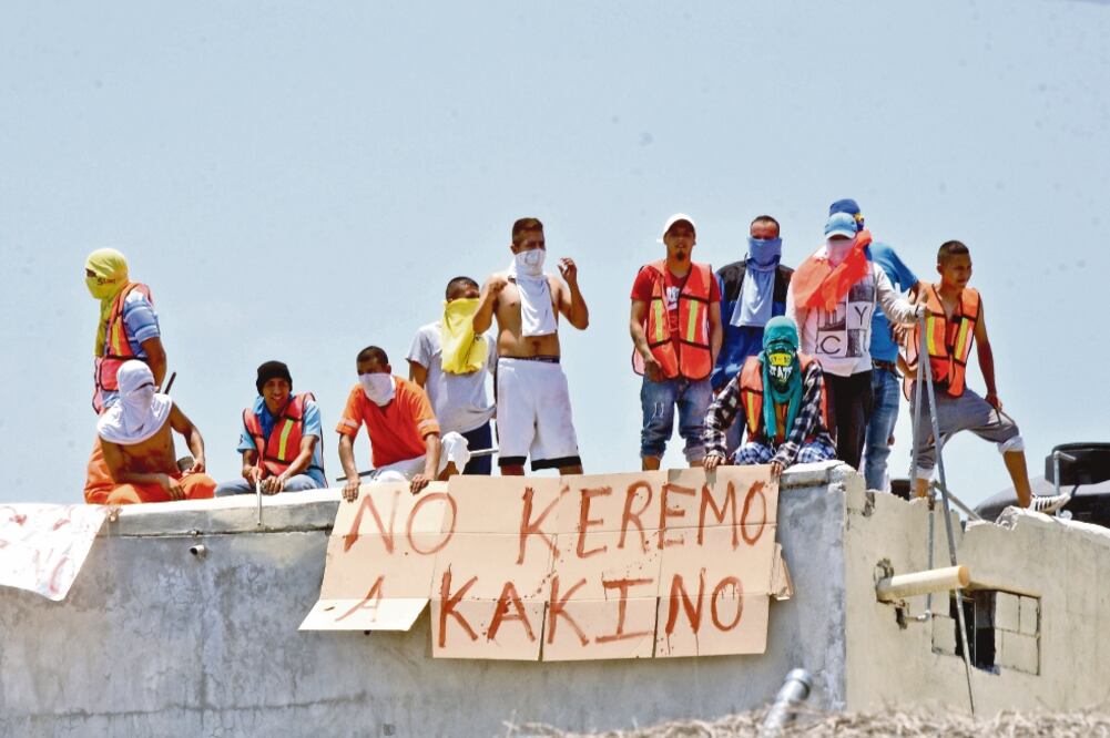 Los más de tres mil internos que conforman la población penitenciaria participaron en los disturbios. Unos subieron a las azoteas de los ambulatorios portando pancartas para expresar su rechazo a algunos líderes del “autogobierno”. (EMILIO VÁSQUEZ. E)