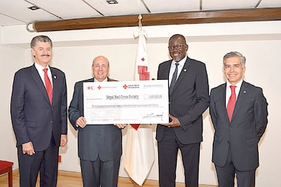 Cruz Roja entrega un donativo para Nepal