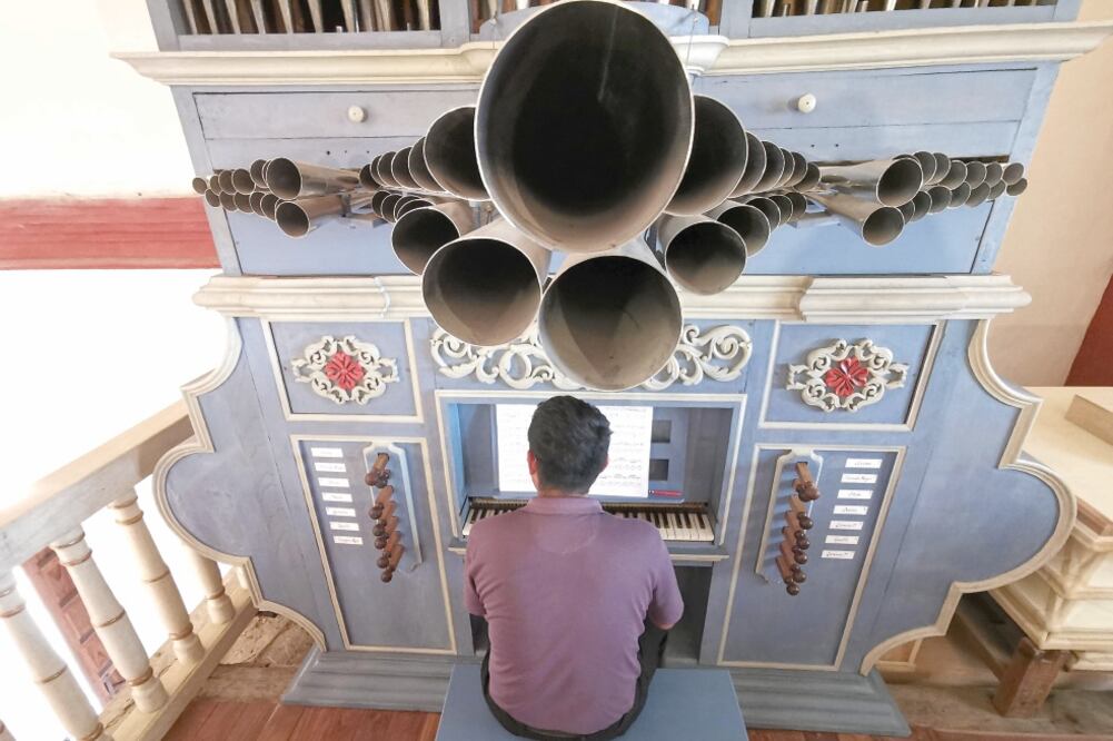 Uno de los instrumentos restaurados se encuentra en el templo de San Matías Jalatlaco; 61 están en diferentes estados de conservación. Foto: EDWIN HERNÁNDEZ. EL UNIVERSAL