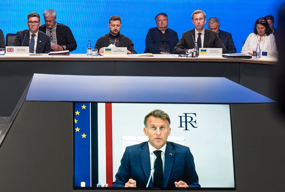 El presidente ucraniano, Volodimir Zelensky (centro), encabeza la reunión de la Coalición de Voluntarios, acompañado por el primer ministro británico Andy Burnham (izq.), en Kiev. FOTO: EFE