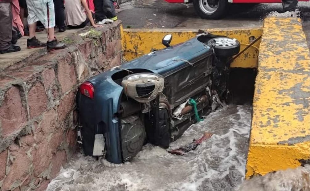 Vehículo cae a canal de agua en Tlalnepantla; tres personas resultan lesionadas.
Foto: Especial.