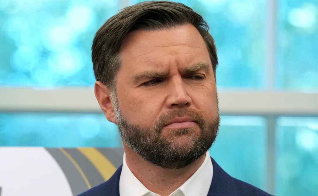 El vicepresidente J. D. Vance escucha al presidente Donald Trump mientras este habla en la Oficina Oval de la Casa Blanca, el viernes 22 de agosto de 2025, en Washington. Foto: AP