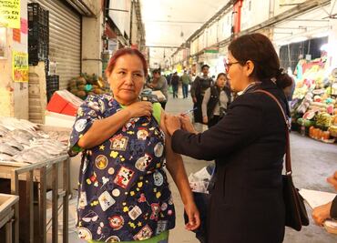 Realizan jornada de vacunación en la Central de Abasto