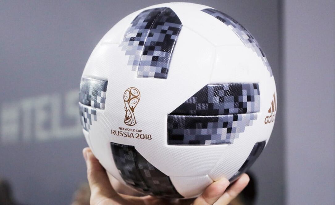 Argentinian national soccer player shows the official match ball for the 2018 FIFA World Cup Russia - Photo: Oleg Shalmer/EL UNIVERSAL