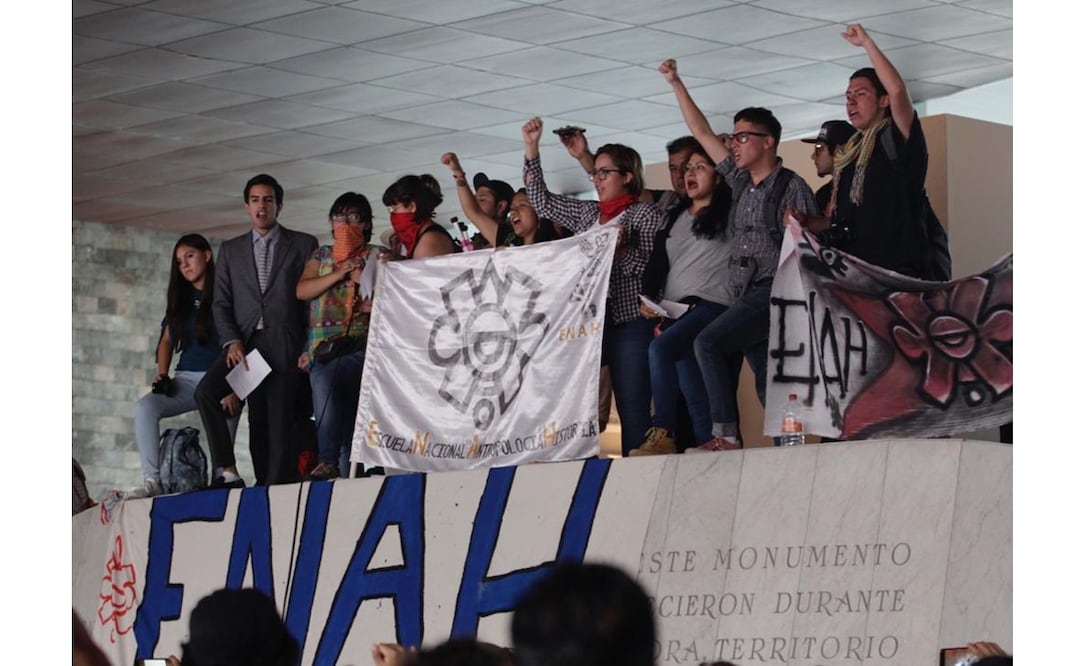 Estudiantes de la ENAH en mitin en el Museo de Antropologia. Foto: Ariel Ojeda/EL UNIVERSAL