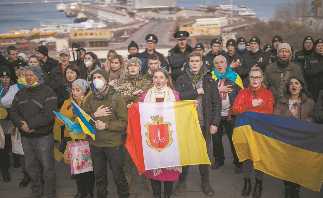 Ucranianos cantan el himno nacional, mientras se reúnen frente al puerto en el mar Negro para celebrar el Día de la Unidad en Odessa. Foto: Emilio Morenatti. AP