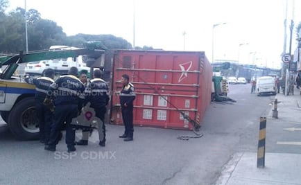 Tras más de 7 horas, retiran tráiler de la Calzada Ignacio Zaragoza