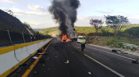 Cierran la autopista del Sol por incendio de tráiler 