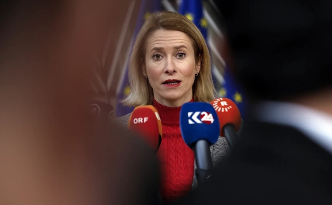 En esta imagen de archivo, la primera ministra de Estonia, Kaja Kallas, habla con reporteros a su llegada a una cumbre de la Unión Europea, en Bruselas, el 1 de febrero de 2024. Foto: AP