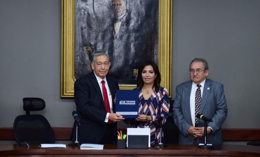 Simón Vargas, secretario de gobierno, hizo entrega del informe de actividades al Congreso local. Foto: Twitter @gobiernohidalgo