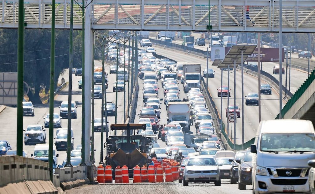 En Periférico Norte hubo tránsito lento por obras de repavimentación. Foto: Valente Rosas / EL UNIVERSAL