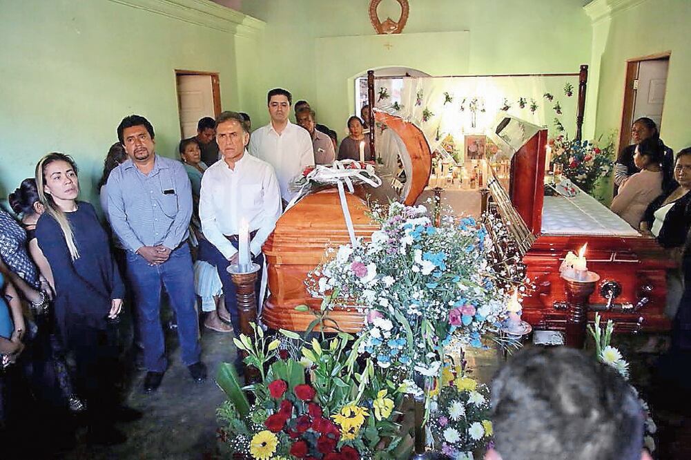 El gobernador Miguel Ángel Yunes asistió al funeral del edil de Ixhuatlán de Madero, Víctor Espinoza, y su esposa, Hilda Carrera. (CORTESÍA. GOBIERNO DE VERACRUZ)