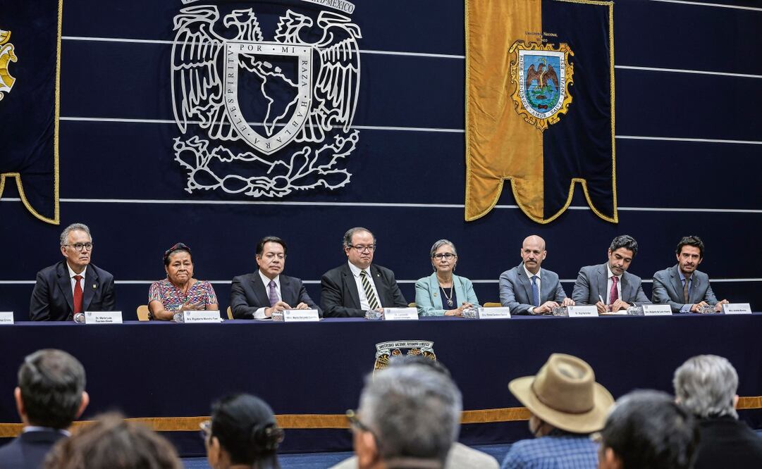 Leonardo Lomelí Vanegas, rector de la Universidad Nacional Autónoma de México (centro), presidió el lanzamiento del programa. Foto: Gabriel Pano / EL UNIVERSAL