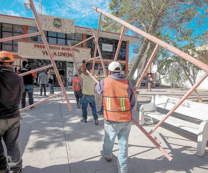 La mañana del lunes, trabajadores del ayuntamiento barrieron los vidrios rotos y escombros; comenzaron a resanar los agujeros de balas en la fachada de la presidencia municipal de Villa Unión. Foto/MIGUEL SIERRA. EFE