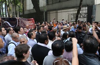 Choferes protestan en oficinas de Uber