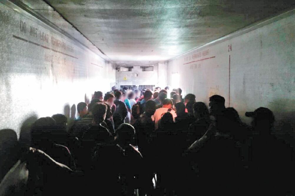 Agentes federales aseguraron a los centroamericanos que eran trasladados en condiciones de hacinamiento en un tráiler en la ciudad de Monterrey. Foto: EFE