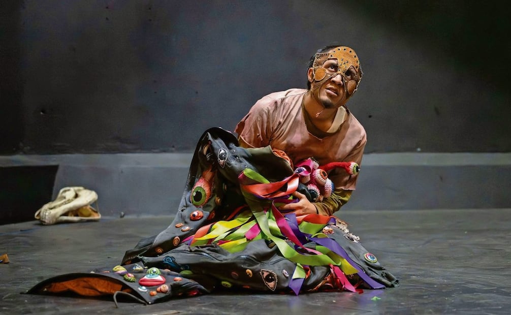 Mediante el vestuario y diversos formatos la obra explora la imaginación infantil. Foto: ULISES ÁVILA. TEATRO UNAM