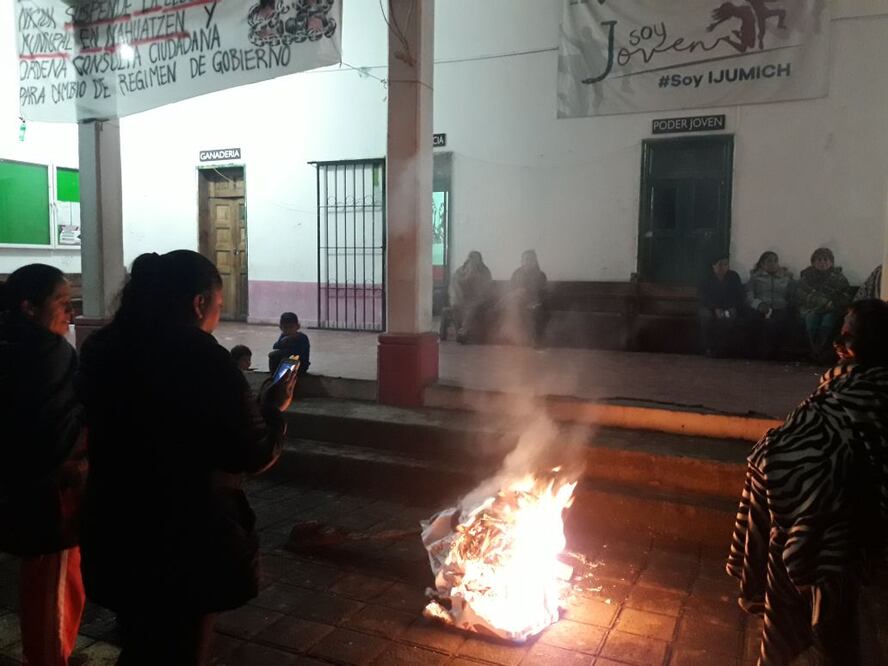 Habitantes de Nahuatzen prendieron una serie de fogatas frente a la Casa Comunal (Foto: Especial)