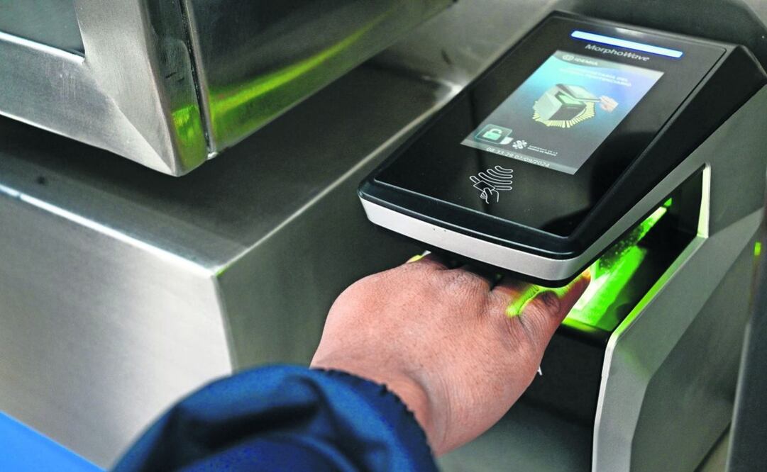 La persona pone su mano en la pantalla con lectores biométricos, se hace el registro y en un SMS le llega la siguiente fecha para firmar. Foto: Especial