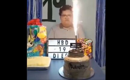 Con pastel en forma de tinaco, joven regio festeja cumpleaños con temática "sin agua"