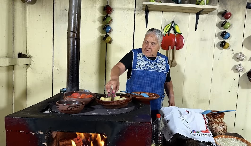 Los tacos ahogados son una variante de las tortas ahogadas, originarias de Guadalajara. Foto: Captura de pantalla / YouTube "De Mi Rancho a Tu Cocina"